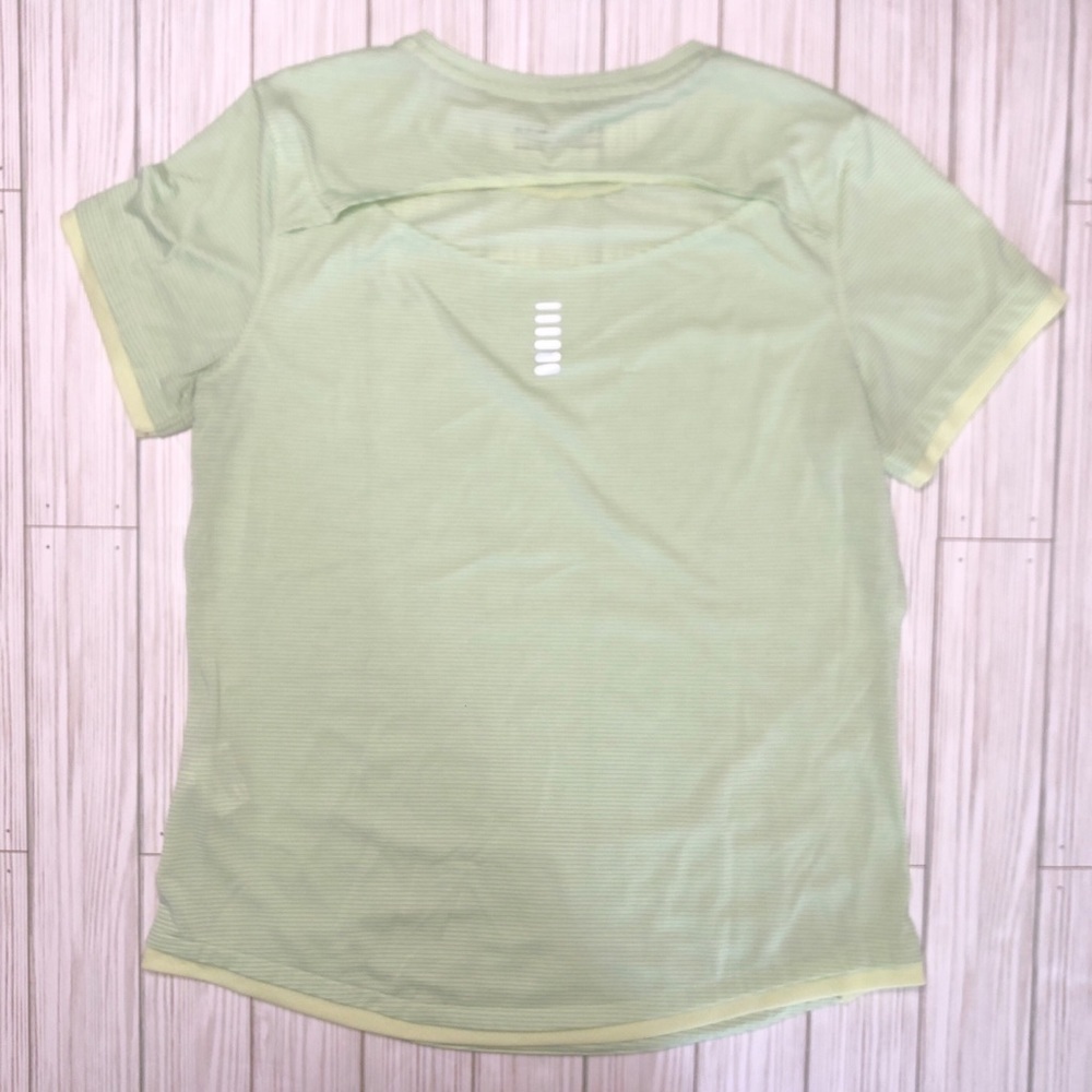 🌸🌼Women's Under Armour Shirt - Picture 2 of 7